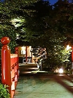 夕刻からのかがり火が照らす日本庭園