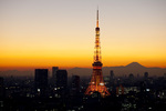 夕日の中に浮かぶ東京タワーと富士山
とても神秘的な時間！