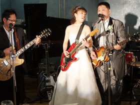 ウェディングドレスでのギター演奏