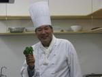 食材を手に笑顔のシェフ♪