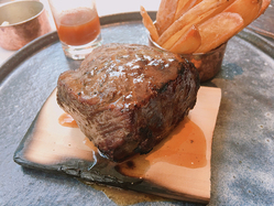 檜の板の上で炙るウッドプランクステーキ