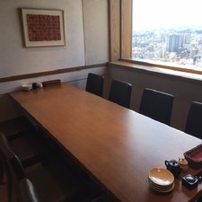 横浜の景色が一望頂ける完全個室。
ご利用は６名様〜８名様。
