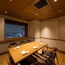 横浜の景色が一望頂ける完全個室。
ご利用は４名様〜６名様。