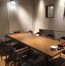 落ち着いた空間の完全個室。
ご利用は６名様〜８名様。