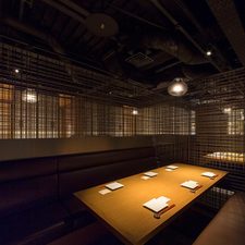 ゆったりソファータイプの半個室。
ご利用は４名様〜６名様