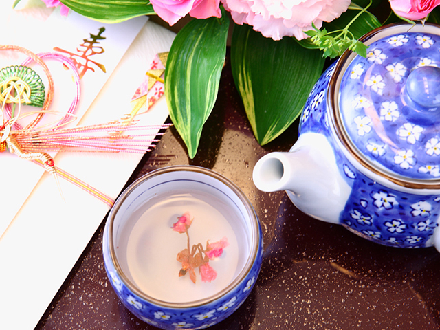 桜湯ゆっくりと花開く香りの良い桜湯は、婚礼の場に欠かせません。お茶の代わりにご提供します。