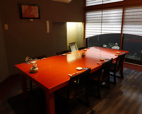 烏山和紙など設えにも拘った贅沢な完全個室。
