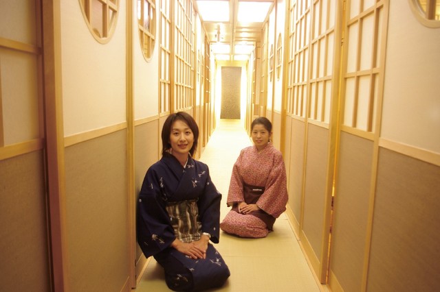 入り口にて御迎え致します。
