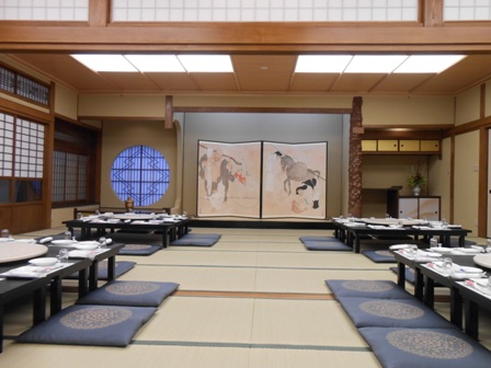 松の間近代的な和モダンなテイストと静かで赴きのある「松の間」欄間・円窓・床の間・床柱（けやき）になります。