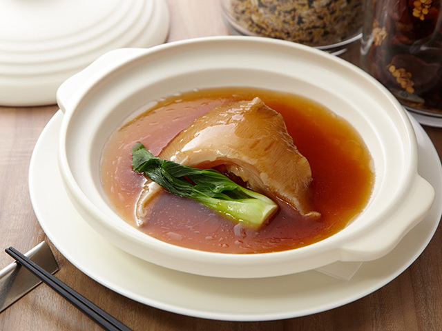 吉切鮫尾ひれの姿煮吉切鮫尾ひれの姿煮季節のフルコースChef's special　￥12,100ではふかひれの姿煮を堪能できます