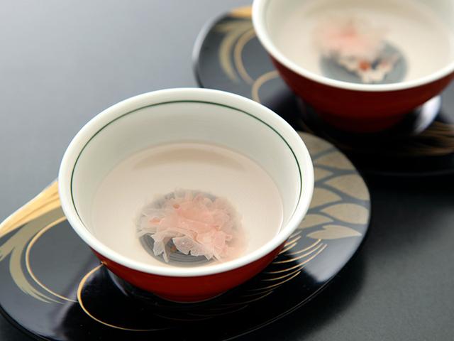 桜湯のご用意も致します結納・お顔合わせプランをご利用のお客様には、お祝いの席に欠かせない桜湯をご提供いたします。