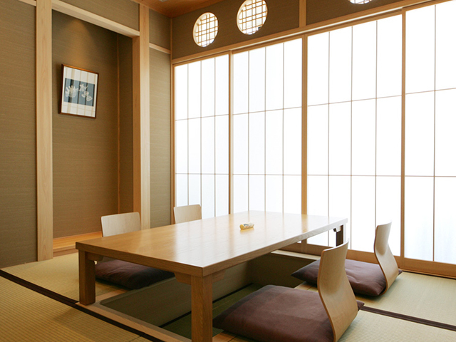 粟田口2名様から4名様でご利用頂ける、大きな窓が開放的な空間です。