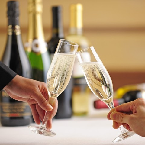 祝宴のハレの日の乾杯はスパークリングワインで華やかに演出できます。