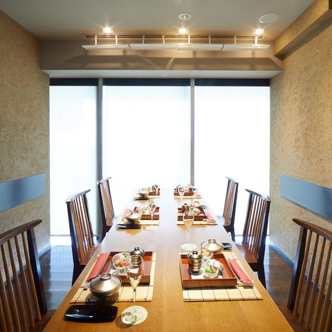 1番人気の窓際のテーブル個室は６〜８名様対応席なので結納・顔合わせに最適です。