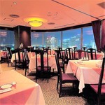 夜景も一望できる高級感溢れるシックな店内で