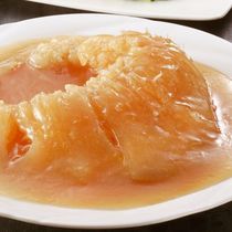 自慢の逸品《ふかひれの姿煮込み》