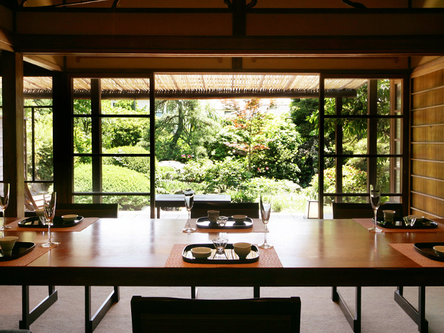 大宮で結納顔合わせなら山の家庭園を眺めならゆっくりとお食事を・・テラスを眺めると自然溢れる日本庭園が広がります。