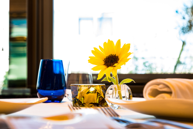 卓上にはいつも生花を目で楽しむ季節のお花を演出。テーブルを色とりどりの旬花がお出迎え致します。