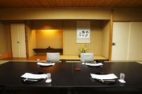 掘りごたつタイプの個室です。