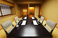 椅子とテーブルの個室です。