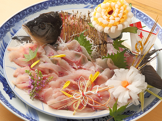 祝いの日に相応しい特別料理「はじめから終わりまで全うする」。伝統の川魚を使い、洗いにした縁起物の尾頭付きの姿造りもご用意。