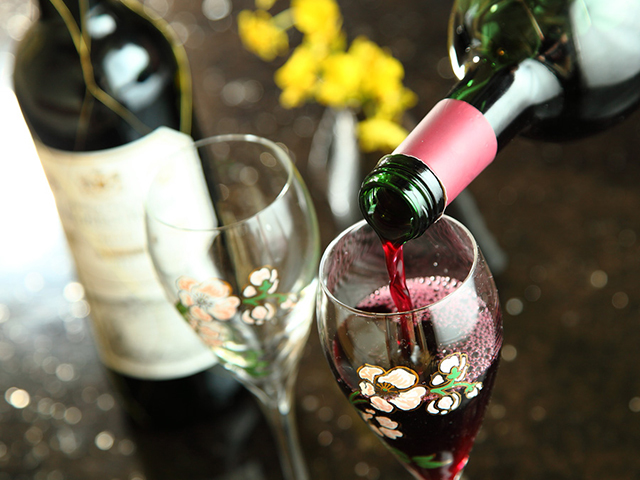宴席を華やかに彩る厳選ワイン白いアネモネの花で飾られるエミール・ガレのデザイングラスにてご提供いたします。