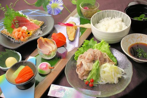 夏期は冷しゃぶに変更もできます。