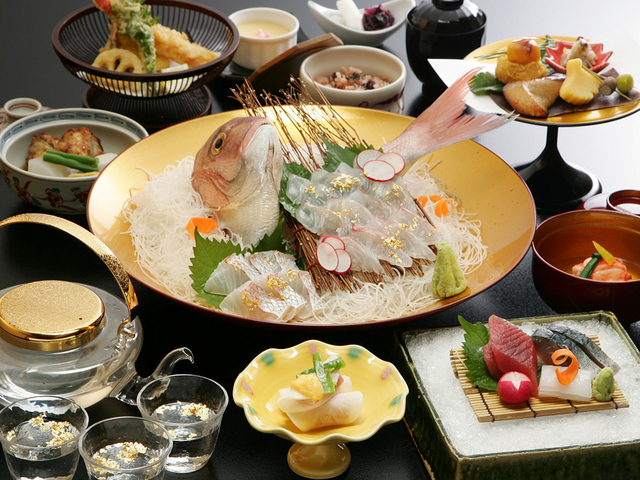 お祝い懐石　慶（よろこび）コース鯛の姿造りなど縁起の良いお料理が揃ったお祝いの席にふさわしいコースです。