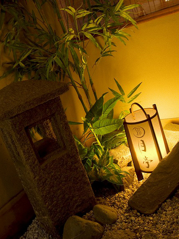 京の雅を感じさせる上品な雰囲気京の風情を感じさせる灯籠が純和風な雰囲気を漂わせる