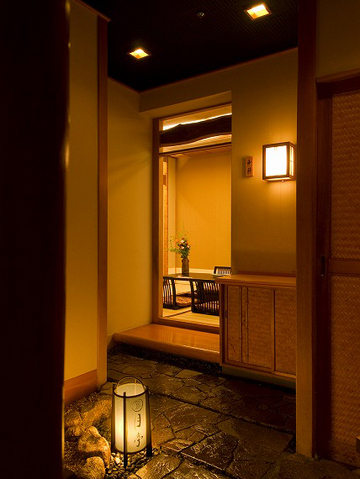 京の雅を感じさせる上品な雰囲気やさしい灯りが落ち着くくつろげる店内
