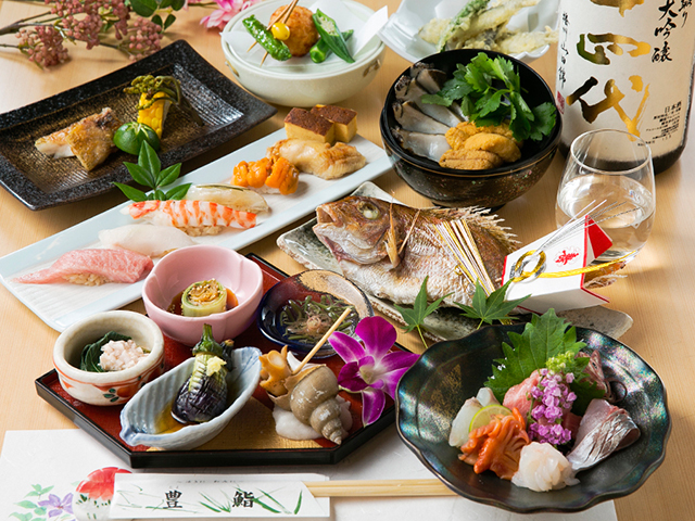 緊張をほぐす彩り溢れる豊鮨のお料理緊張をほぐす彩り溢れる豊鮨のお料理自慢の江戸前寿司で皆様を笑顔に。職人がお祝いの気持ちとご両家の幸せの願いを込めて握ります。