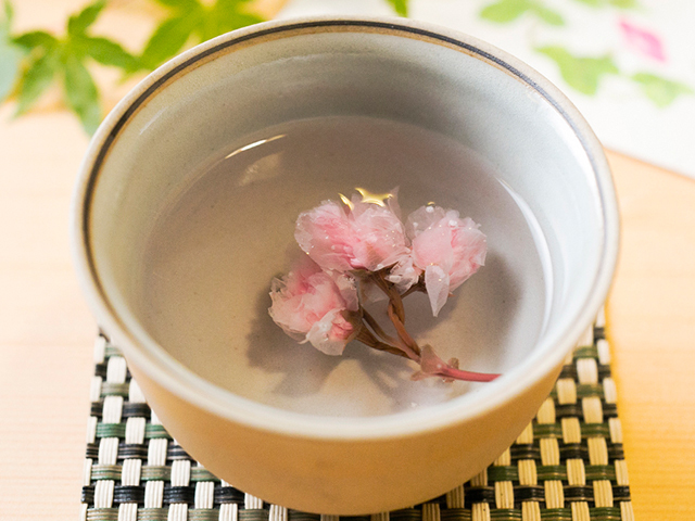 桜湯も無料桜湯も無料ゆっくりと花開く香りの良い桜湯は、婚礼の場に欠かせない縁起物。無料にてご提供致します。
