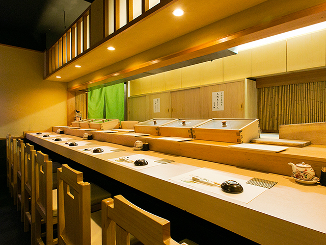 寿司屋ならではの重厚なカウンター席を完備寿司屋ならではの重厚なカウンター席凛とした風格を感じるカウンターが、人生の節目に相応しい適度な緊張感を与えてくれます。