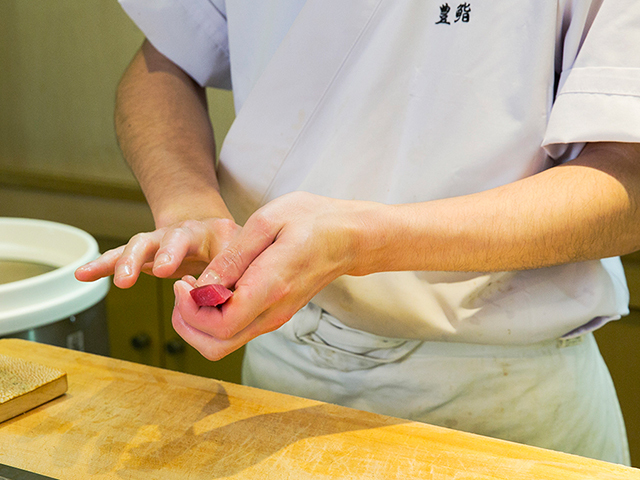 寿司職人の店主が匠の技で握る絶品寿司この道25年以上。匠の技で握る絶品寿司この道25年以上。鍛え上げた技で一貫一貫に真心を込めて…