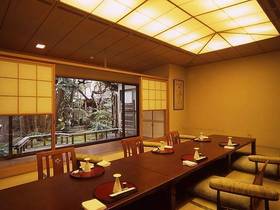 床柱に海軍士官の刀傷が残る歴史深い掘りごたつのお部屋。