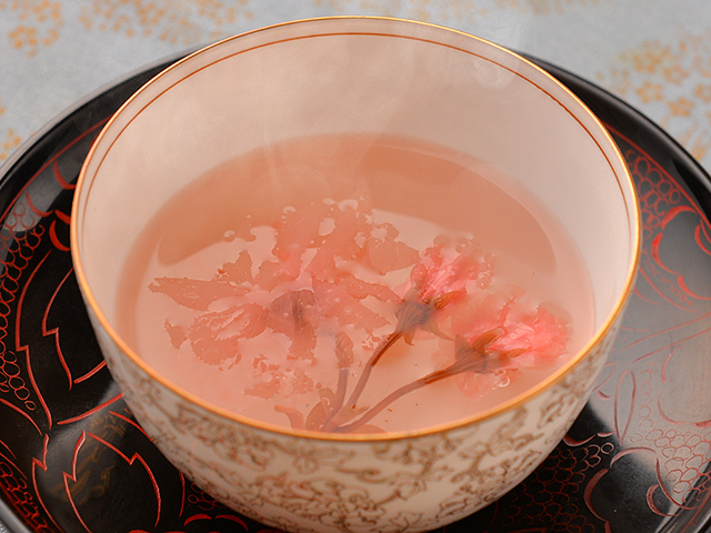 桜湯ゆっくりと花開く香りの良い桜湯は、婚礼の場に欠かせない縁起物。無料にてご提供致します
