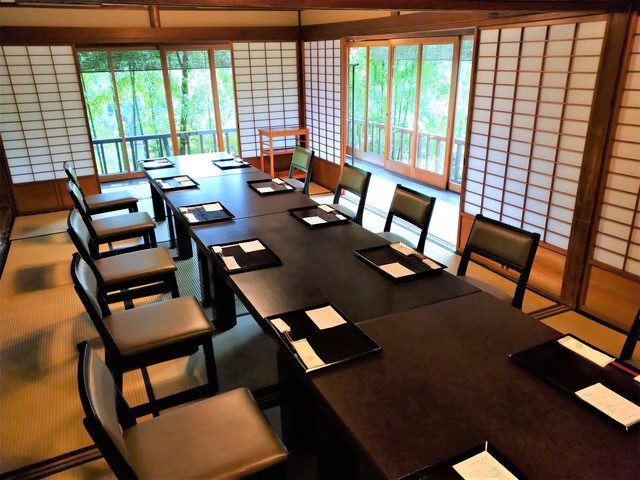 2階広間「松の間」広間「松の部屋」コロナ対策として、お客様同士が正面を向き合わないようにお席を設置しております。