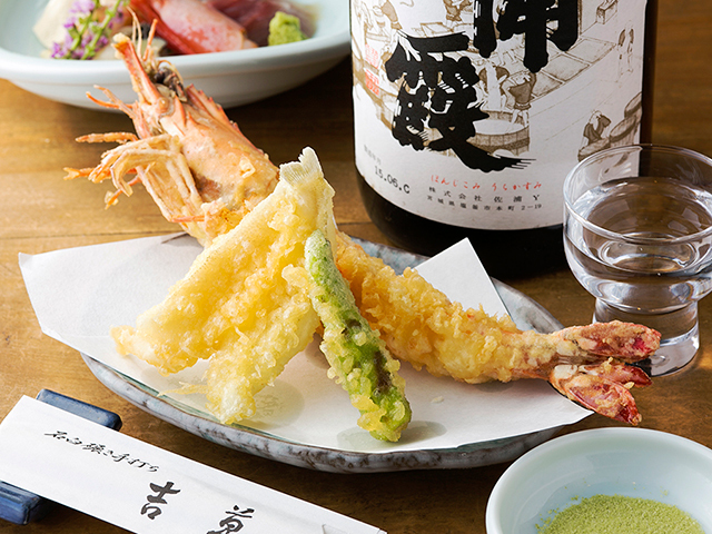素材に合わせて揚げる職人技厳選した旬食材を使った天ぷら。揚げたてをご提供します。