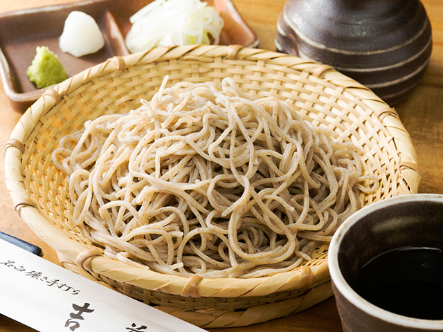 自慢の手打ち蕎麦茹で立てをお持ちします。喉ごしの良さと蕎麦の味や薫りが愉しめます。