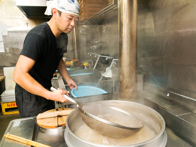 絶妙な茹で加減秒単位で茹で時間を調整しながら最高の茹で具合を見極める。