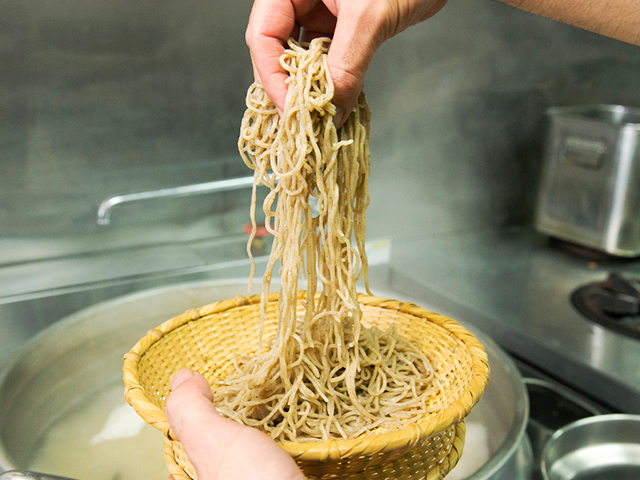 最後まで丁寧な仕事茹で上がった蕎麦を、冷たい水で引き締める事で、歯応えと風味が生まれます。