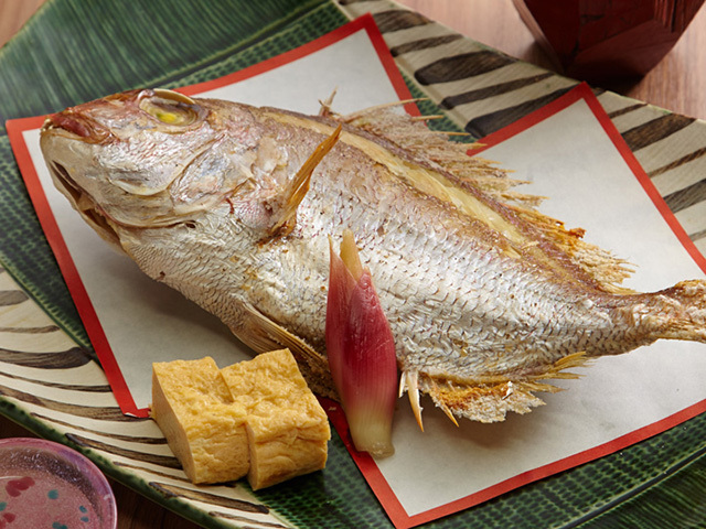 尾頭付き鯛の塩焼き縁起が良い尾頭付き鯛は、お祝いのお席を一層華やかに彩ります。