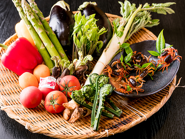 季節の野菜もふんだんに四季折々に採れる季節野菜もふんだんに取り入れ、日本料理ならではの会席を仕立て上げます。