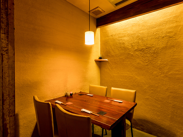 4名様までのテーブル個室暖かな照明で照らされた空間は、和やかに会話をお楽しみいただける雰囲気です。
