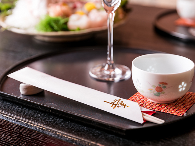 慶事に相応しいサービス祝箸や桜湯などのご用意も可能です。ご予約の際にお気軽にお申し付けください。