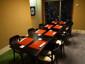 スカイツリーを横目に臨む個室。6名様迄が余裕がありお薦めです