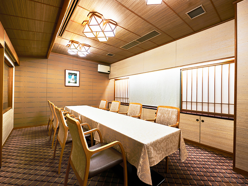 立ち座りしやすいテーブル個室