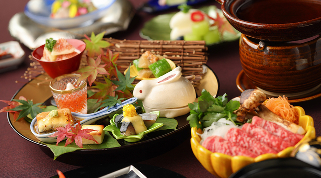 季節の美味をふんだんに盛り込んだ懐石料理をご堪能ください