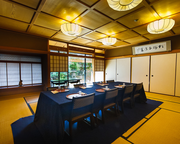 歴史感じる数寄屋造りの空間
