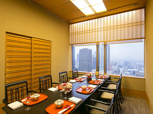 窓側テーブル個室 「祇園町」／「上七軒」25階からの眺望を楽しみながらお過ごしいただける、窓側のテーブル個室を2部屋ご用意。